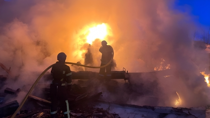 Дніпропетровщина: уламки “Шахеда” спричинили пожежу на території підприємства